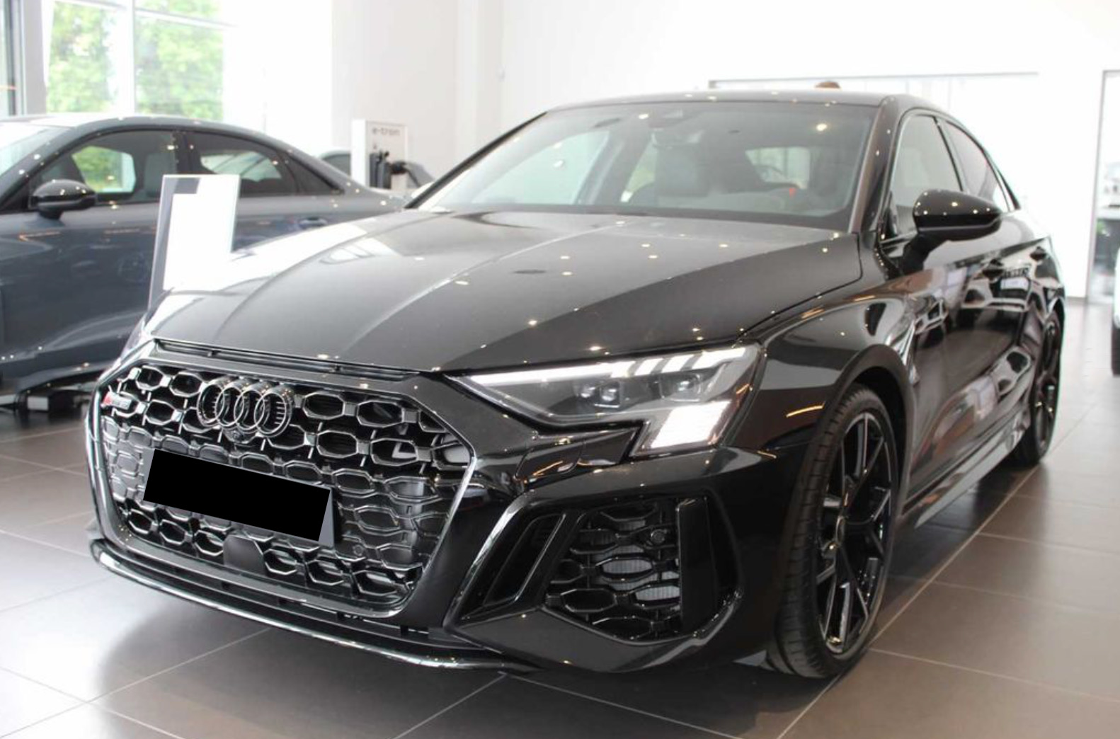 AUDI RS3 SPORTBACK | NOVÉ AUTO SKLADEM | super sportovní hatchback | výkon 400 koní | červený designový paket | super cena 1.609.000,- Kč bez DPH | nákup online na AUTOiBUY.com